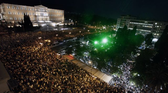 Ξεχείλισαν από κόσμο Προπύλαια και Σύνταγμα, ένταση έξω από τη Βουλή
